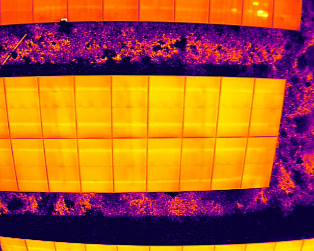 Termograma aéreo de fileiras de módulos fotovoltaicos em resolução de célula, inspeção IEC TS 62446-3