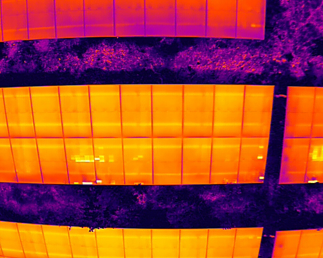 Termograma aéreo em resolução de célula mostrando o padrão térmico de módulos fotovoltaicos